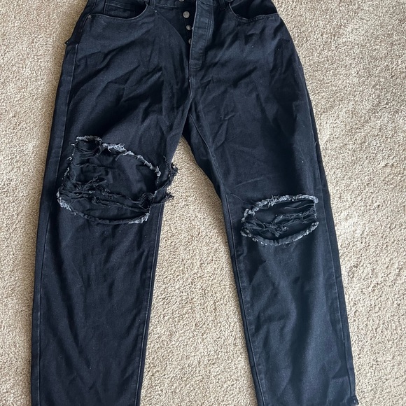 Pretty Little Thing Black Ripped Boyfriend Jeans - Picture 2 of 4